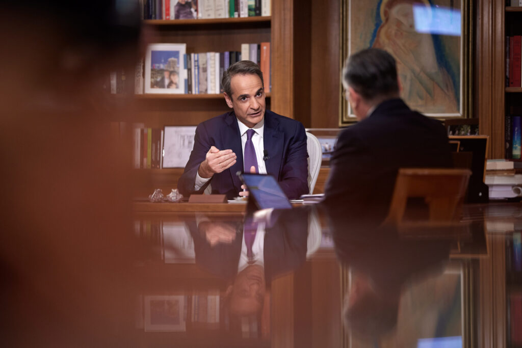 ΣΥΝΕΝΤΕΥΞΗ ΤΟΥ ΠΡΩΘΥΠΟΥΡΓΟΥ ΚΥΡΙΑΚΟΥ ΜΗΤΣΟΤΑΚΗ ΣΤΟ ΚΕΝΤΡΙΚΟ ΔΕΛΤΙΟ ΕΙΔΗΣΕΩΝ ΤΗΣ ΕΡΤ ΚΑΙ ΤΟΝ ΔΗΜΟΣΙΟΓΡΑΦΟ ΓΙΩΡΓΟ ΚΟΥΒΑΡΑ (ΔΗΜΗΤΡΗΣ ΠΑΠΑΜΗΤΣΟΣ/ΓΡΑΦΕΙΟ ΤΥΠΟΥ ΠΡΩΘΥΠΟΥΡΓΟΥ/eurokinissi)