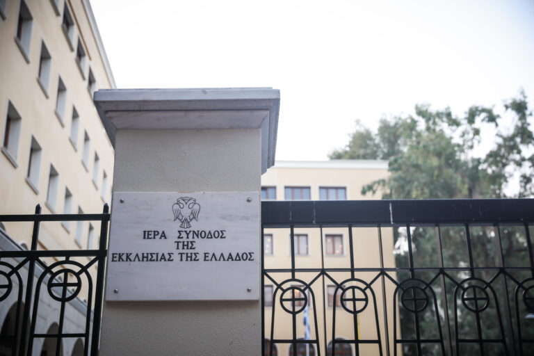 ΕΠΙΘΕΣΗ ΙΕΡΕΑ ΜΕ ΒΙΤΡΙΟΛΙ ΣΕ ΕΠΤΑ ΜΗΤΡΟΠΟΛΙΤΕΣ ΣΤΗΝ ΜΟΝΗ ΠΕΤΡΑΚΗ (ΣΩΤΗΡΗΣ ΔΗΜΗΤΡΟΠΟΥΛΟΣ/ Eurokinissi)