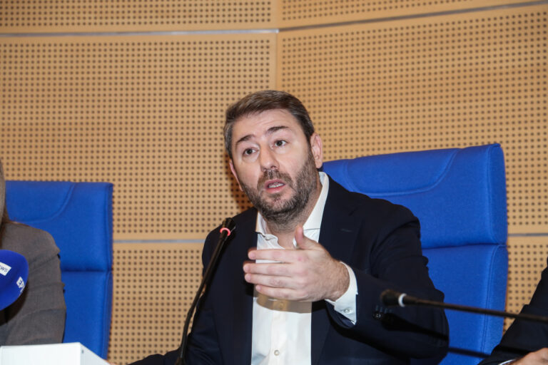 ΣΥΝΑΝΤΗΣΗ ΤΟΥ ΠΡΟΕΔΡΟΥ ΤΟΥ ΠΑΣΟΚ ΚΙΝΗΜΑΤΟΣ ΑΛΛΑΓΗΣ ΝΙΚΟΥ ΑΝΔΡΟΥΛΑΚΗ ΜΕ ΠΑΡΑΓΩΓΙΚΟΥΣ ΦΟΡΕΙΣ ΣΤΗΝ ΛΑΡΙΣΑ (ΛΕΩΝΙΔΑΣ ΤΖΕΚΑΣ/eurokinissi)