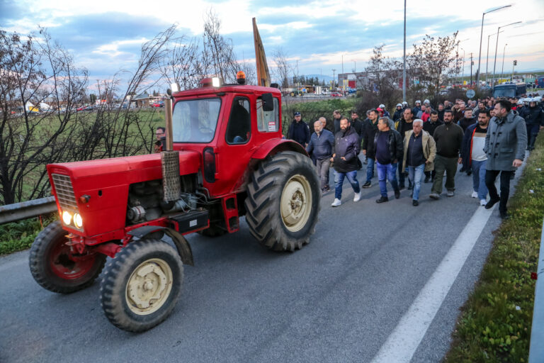 ΣΥΝΕΛΕΥΣΗ ΤΩΝ ΑΓΡΟΤΩΝ ΣΤΟ ΜΠΛΟΚΟ ΤΟΥ ΠΛΑΤΥΚΑΜΠΟΥ ΛΑΡΙΣΑΣ (eurokinissi)