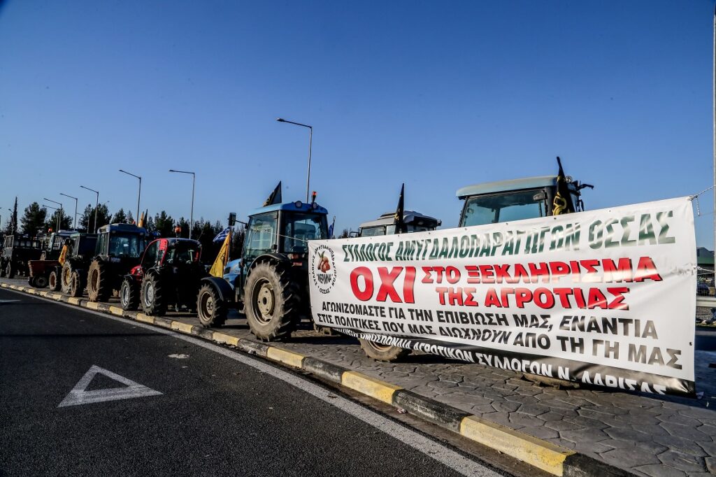 ΚΙΝΗΤΟΠΟΙΗΣΗ ΑΓΡΟΤΩΝ ΣΤΟΝ ΠΛΑΤΥΚΑΜΠΟ ΛΑΡΙΣΑΣ (eurokinissi)