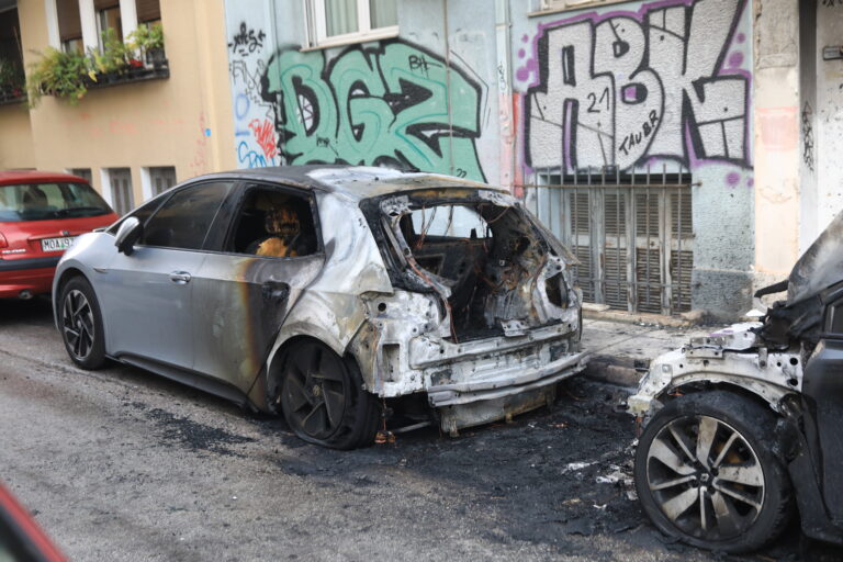 [367625] ΠΥΡΚΑΓΙΑ ΣΕ ΑΥΤΟΚΙΝΗΤΑ ΣΤΑ ΕΞΑΡΧΕΙΑ (ΓΙΑΝΝΗΣ ΠΑΝΑΓΟΠΟΥΛΟΣ/eurokinissi)